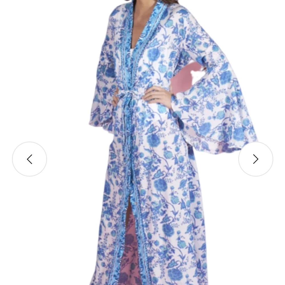 Neve & Noor robe